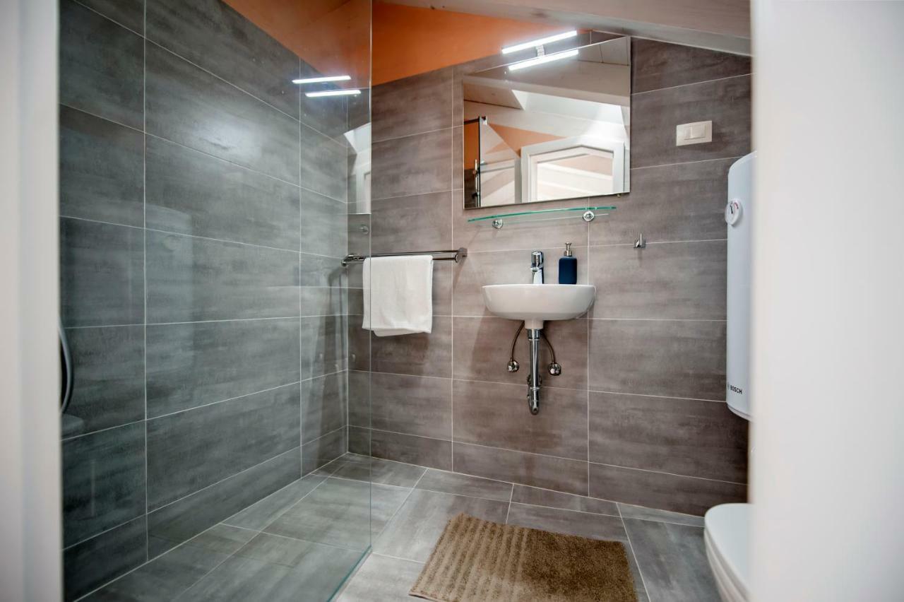 Apartment And Studio Ca' 3 Vie Rovinj Bagian luar foto
