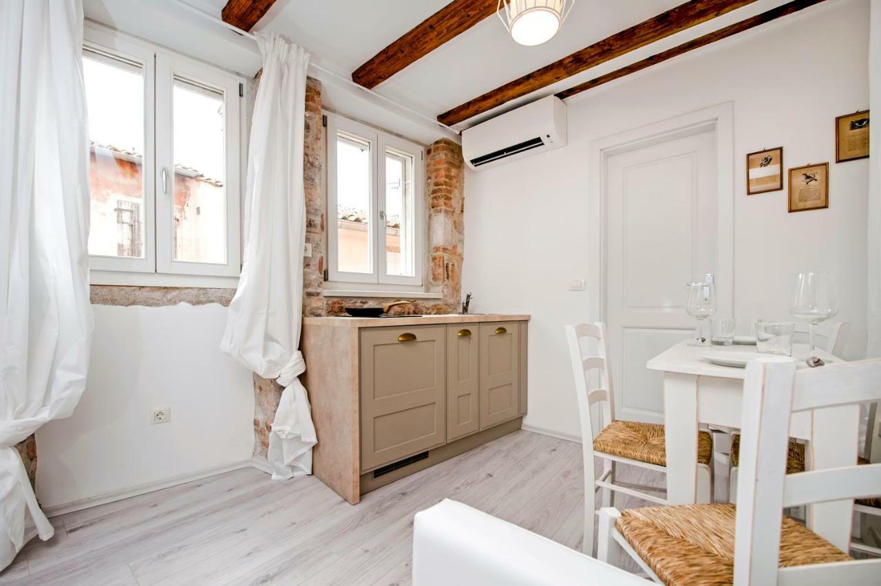 Apartment And Studio Ca' 3 Vie Rovinj Bagian luar foto