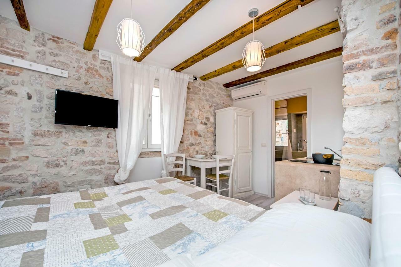 Apartment And Studio Ca' 3 Vie Rovinj Bagian luar foto