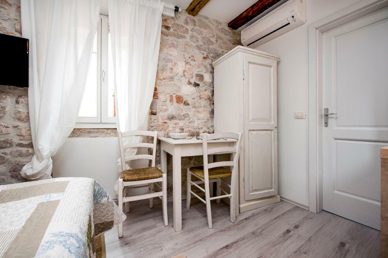 Apartment And Studio Ca' 3 Vie Rovinj Bagian luar foto