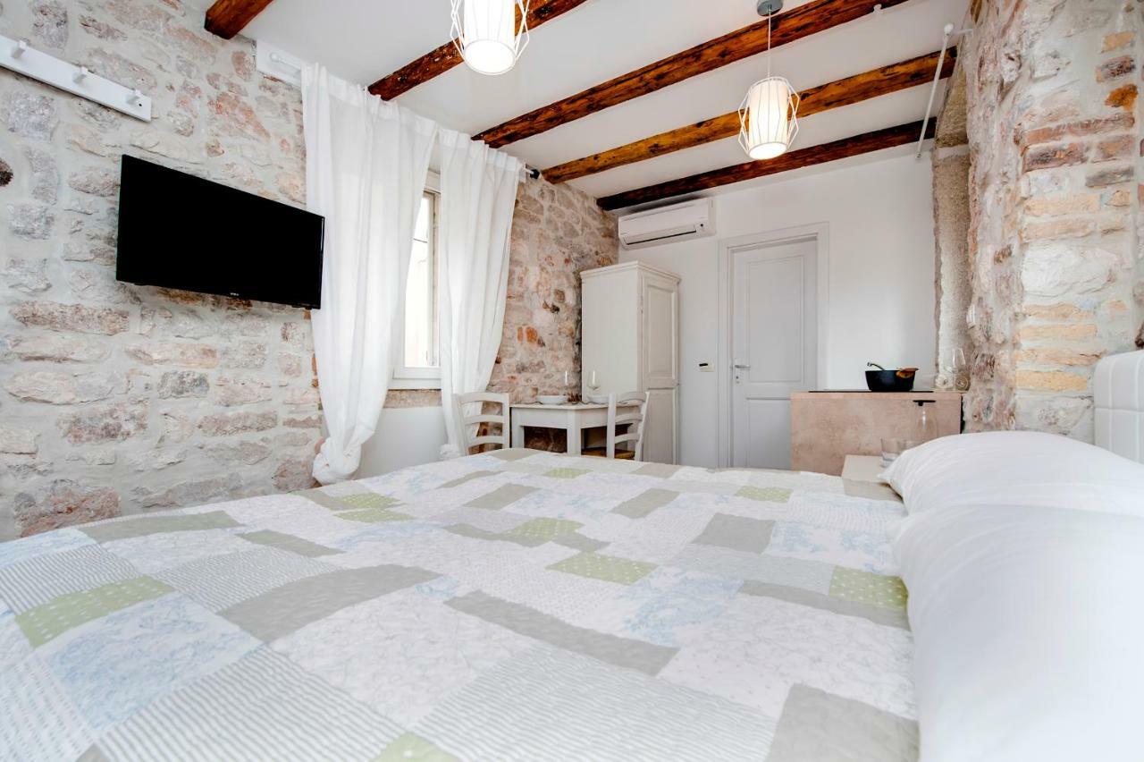 Apartment And Studio Ca' 3 Vie Rovinj Bagian luar foto