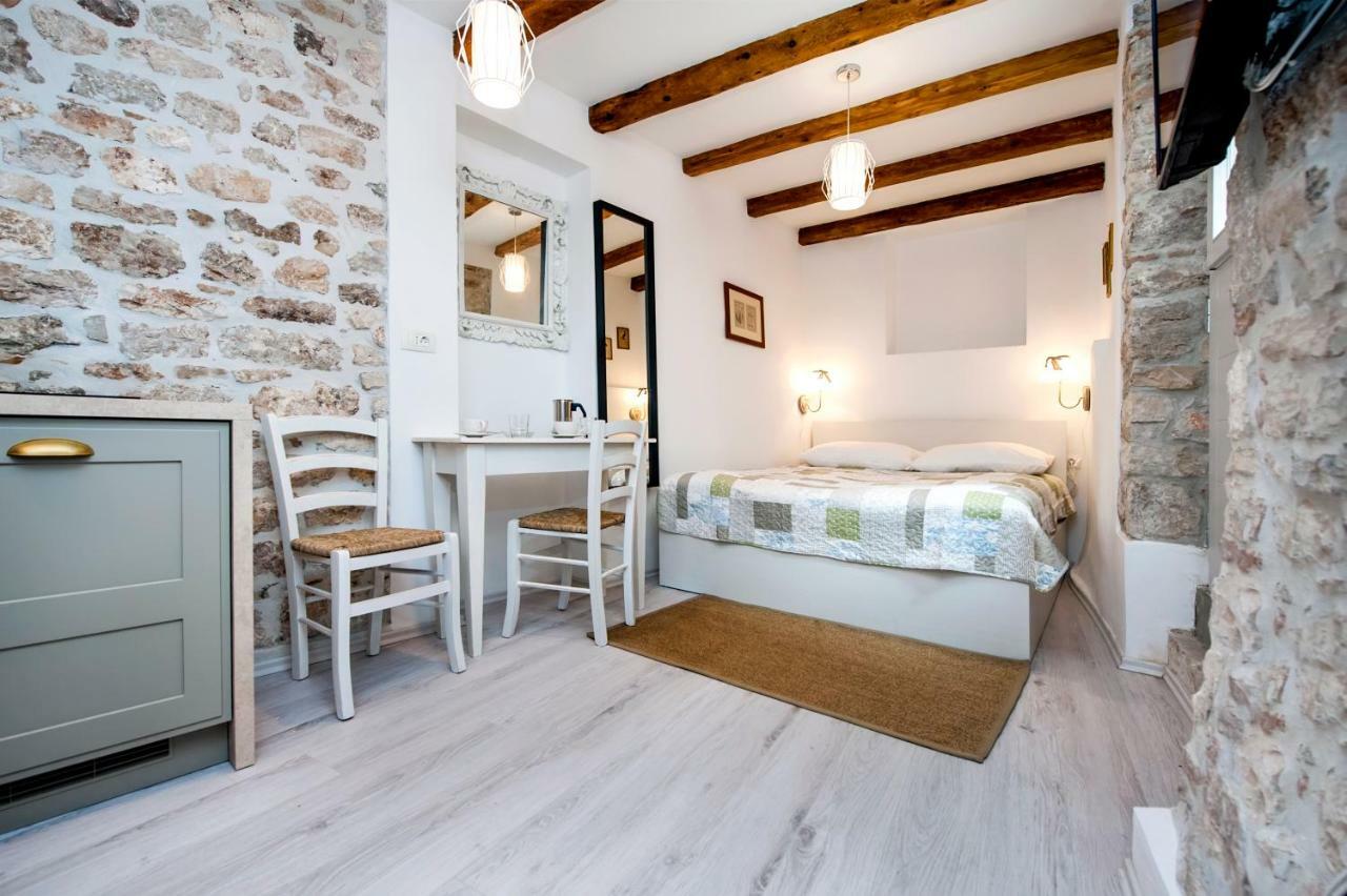 Apartment And Studio Ca' 3 Vie Rovinj Bagian luar foto